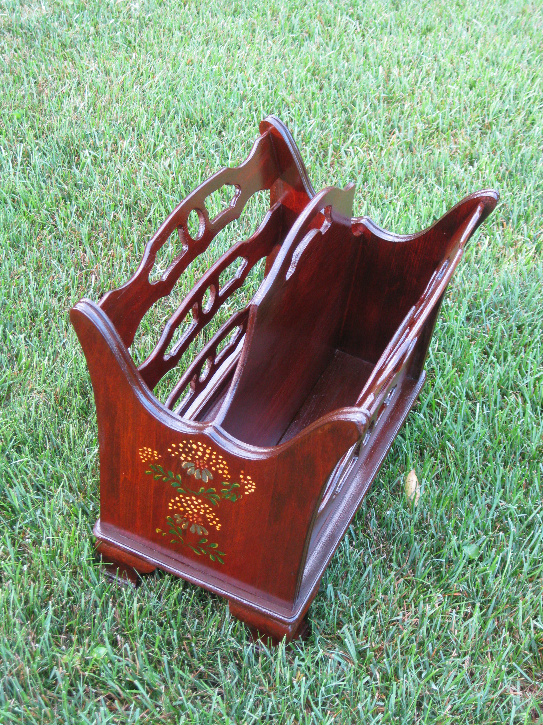 The old magazine rack was cleaned, repainted and varnished